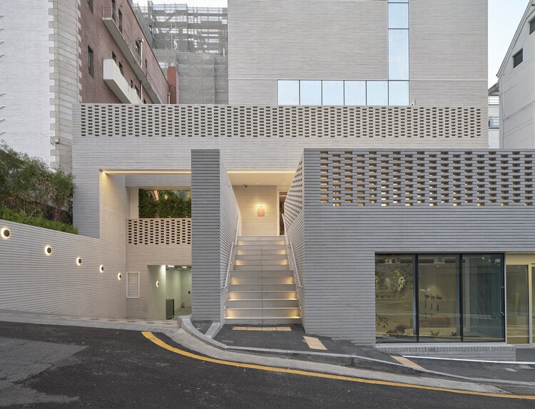 Edificio de Oficinas Chai Communication / ARQUITECTOS BAN + Fluxys Lab - Fotos Exteriores, Ventanas, Fachada