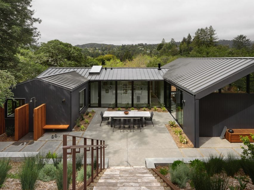 La Casa Negra por Michael Hennessey Architecture