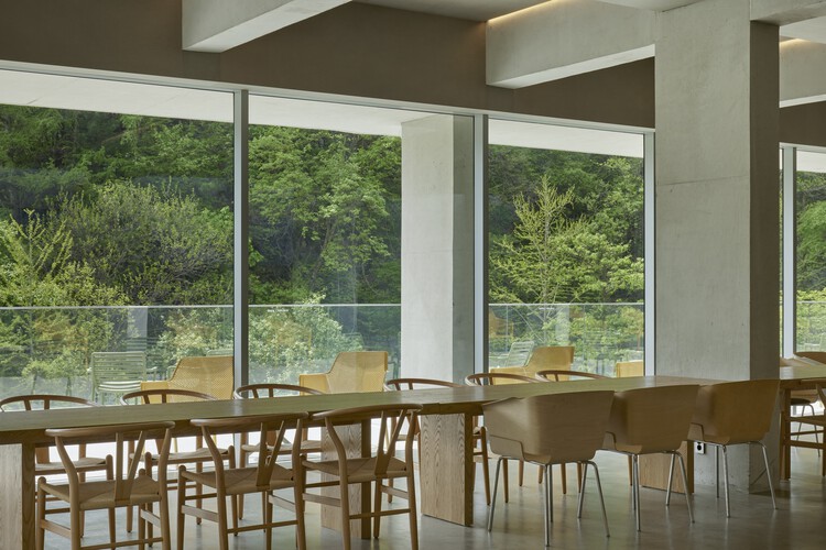Dot Line Plan Cafe / ODDs&ENDs Architects - Fotografía de interiores, comedor, mesa, silla, ventanas