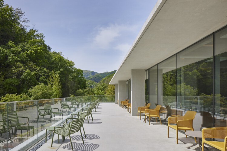 Dot Line Plan Cafe / ODDs&ENDs Architects - Fotografía exterior, silla, mesa