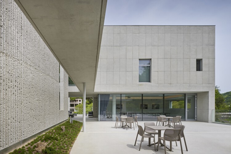 Dot Line Plan Cafe / ODDs&ENDs Architects - Fotos exteriores, mesa, ventanas, sillas, fachada