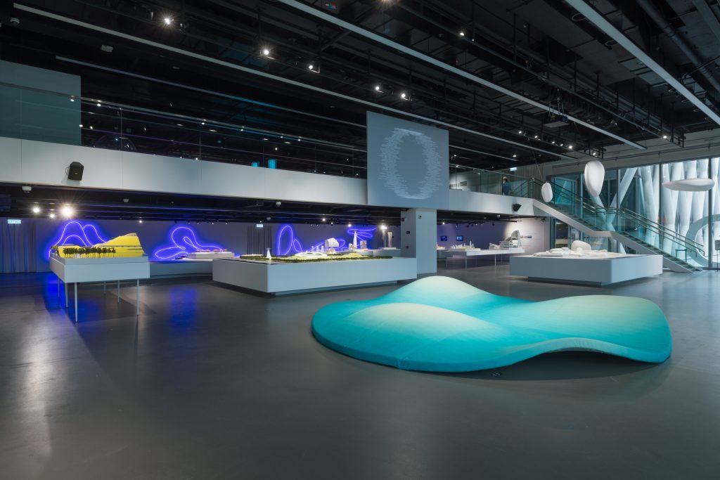 Vista de la instalación dentro de la exposición de arquitectura HKDI Gallery, con diferentes exhibiciones de proyectos de diseño completados y propuestos.