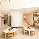 Centro de aprendizaje infantil y familiar Larapi / JAWS Architects - Fotografía interior, comedor, mesa