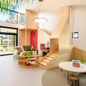 Centro de aprendizaje para niños y familias de Larapi / JAWS Architects - Fotografía de interiores, sala de estar, mesa, sofá, ventanas