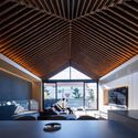 © Masao Nishikawa Residencia Le49Ⅱ / APOLLO Architects & Associates - Fotos de interiores, mesa, ventanas, sillas, vigas
