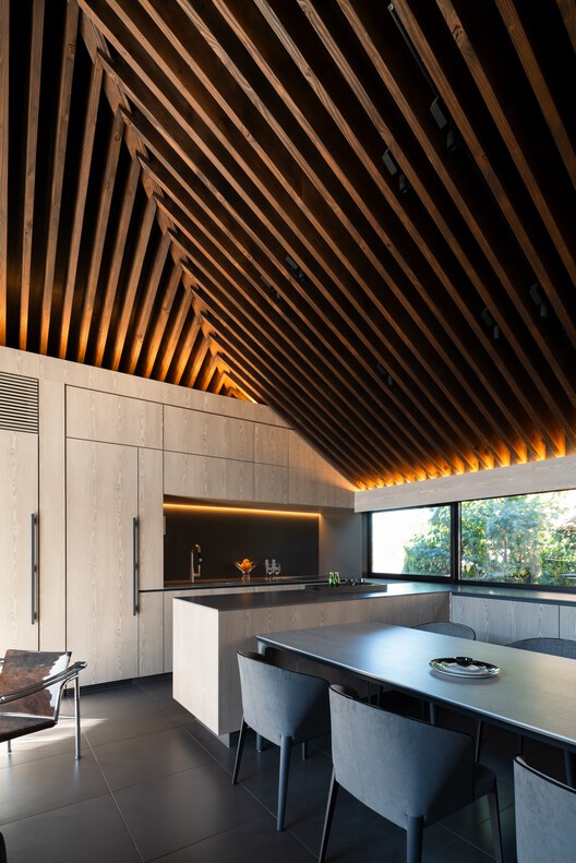 Residencia Le49Ⅱ / APOLLO Architects & Associates - Fotos de interiores, cocina, mesa, acero, ventanas, vigas