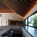 © Masao Nishikawa Residencia Le49Ⅱ / APOLLO Architects & Associates - Fotos de interiores, cocina, acero, iluminación, ventanas, fregadero