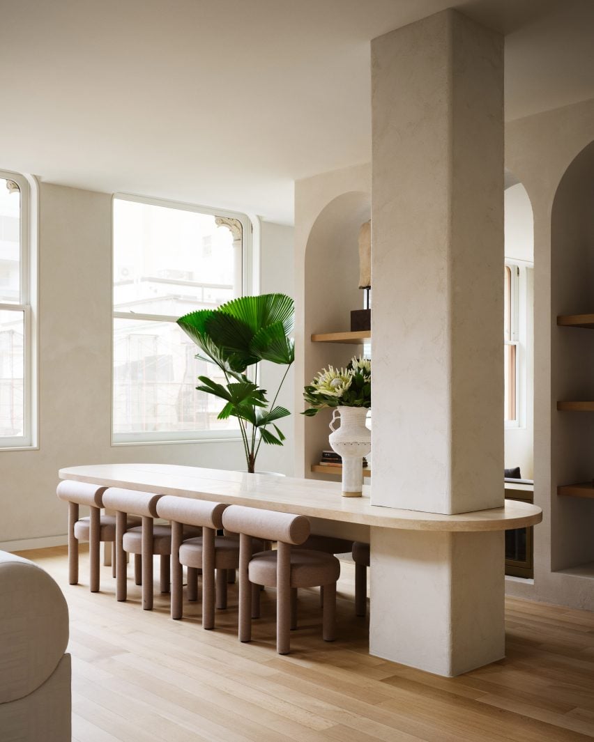Una mesa de comedor anclada a una columna estructural