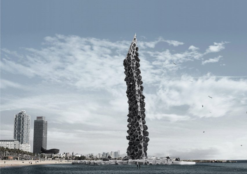Una torre que se eleva desde una playa.