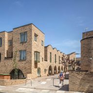 Woodmore Mews diseñado por Peter Barber Architects