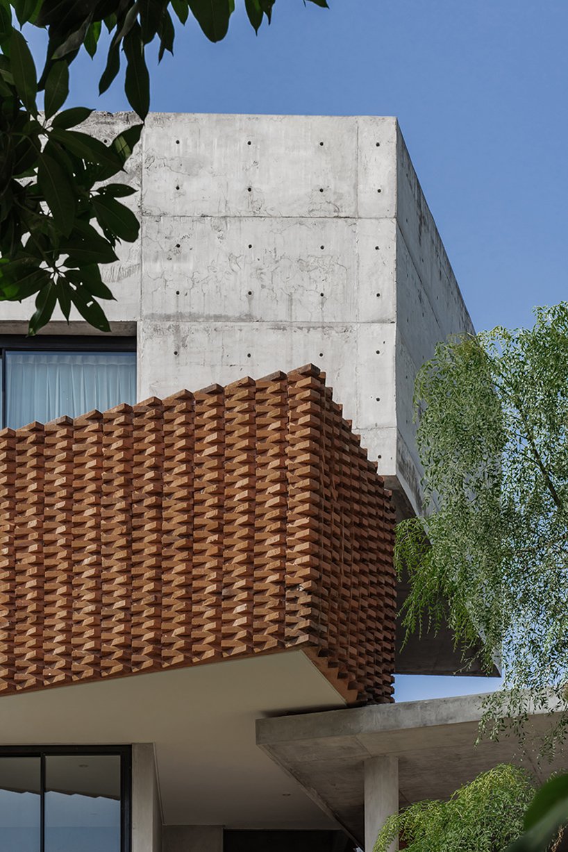 El hormigón y el ladrillo expuestos conforman la fachada de la casa YSH en Java central