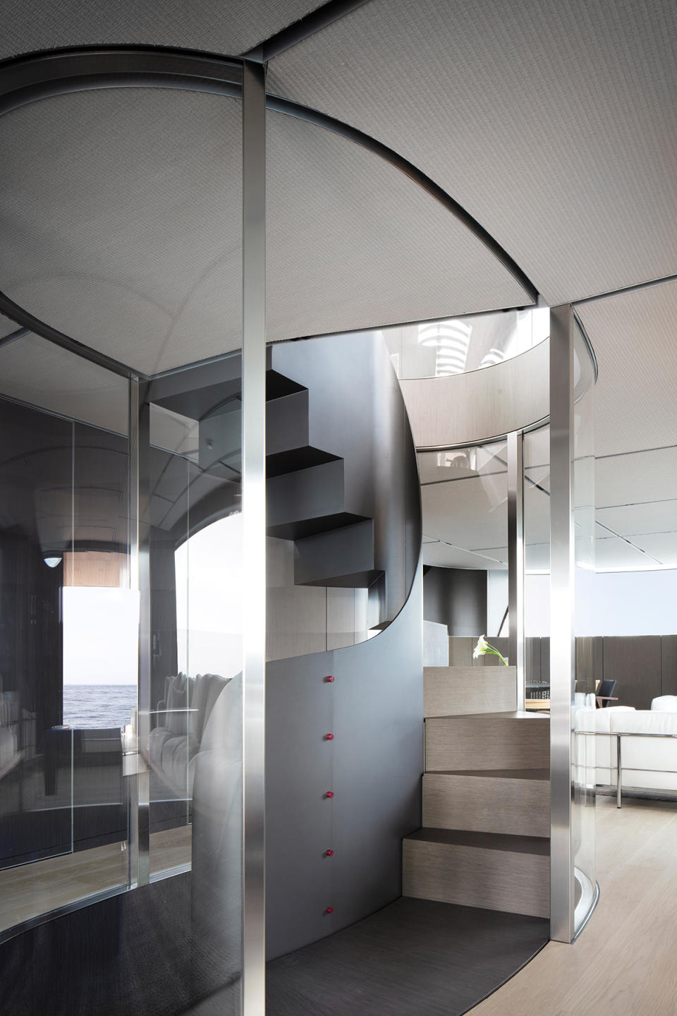 Lissoni aporta una sensación residencial a los interiores del yate Sanlorenzo SX112.