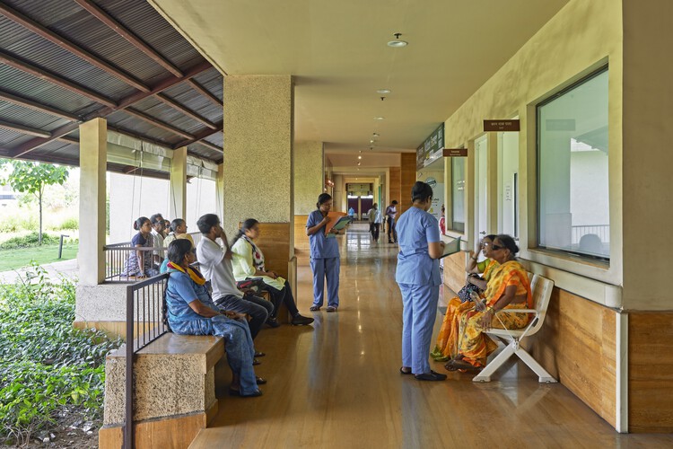 Hospital de especialidades múltiples JSW Sanjeevani / SJK Architects - Fotografía interior, escaleras