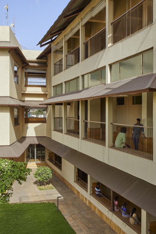 Hospital de especialidades múltiples JSW Sanjeevani / SJK Architects - Fotos de interiores, ventanas, fachadas