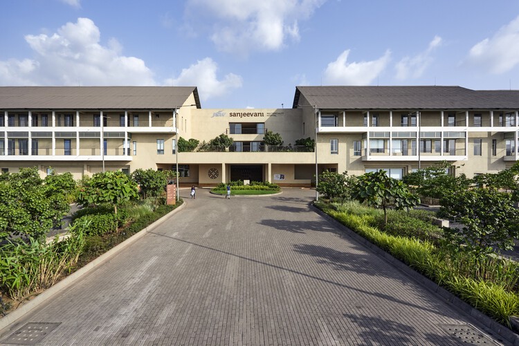 Hospital de especialidades múltiples JSW Sanjeevani / SJK Architects - Imagen 6 de 30