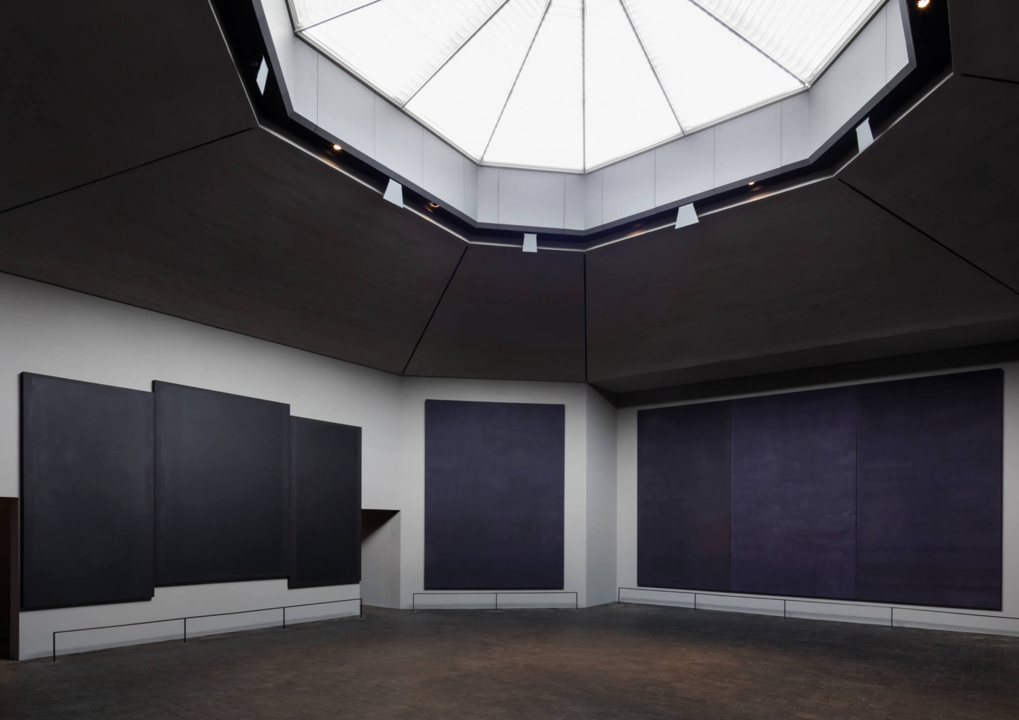 Vista interior de la Capilla Rothko que muestra las paredes de la galería y el tragaluz