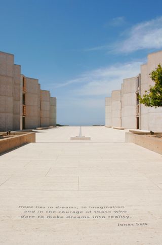Vista exterior del Instituto Salk de Louis Kahn