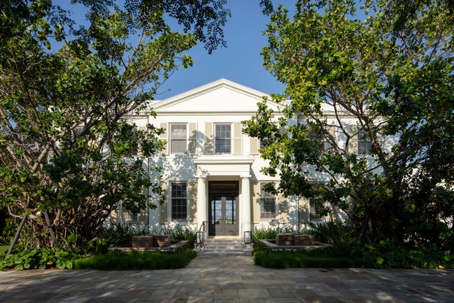 Diseñada por Fairfax, Sammons & Partners, la casa de Palm Beach con influencia de la Regencia inglesa y el Caribe en 726 Hi Mount Road recibió el Premio Elizabeth L. y John H. Schuler 2024, que reconoce la excelencia en la nueva arquitectura.  El premio fue entregado el 12 de abril por la Preservation Foundation de Palm Beach.