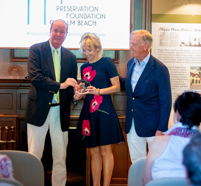 John Schuler Jr., izquierda, presenta el Premio Elizabeth L. y John H. Schuler 2024, llamado así en honor a sus difuntos padres, a Irina Liner y su esposo, Marcel Van Poecke, quienes construyeron la casa galardonada en 726 Hi. Camino de montaña La firma de arquitectura Fairfax, Sammons & Partners también fue reconocida en la presentación del premio de la Preservation Foundation el 12 de abril en Palm Beach.