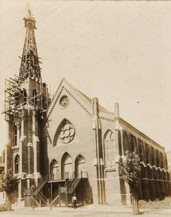 Imagen de archivo de la iglesia Madre Emanuel en construcción