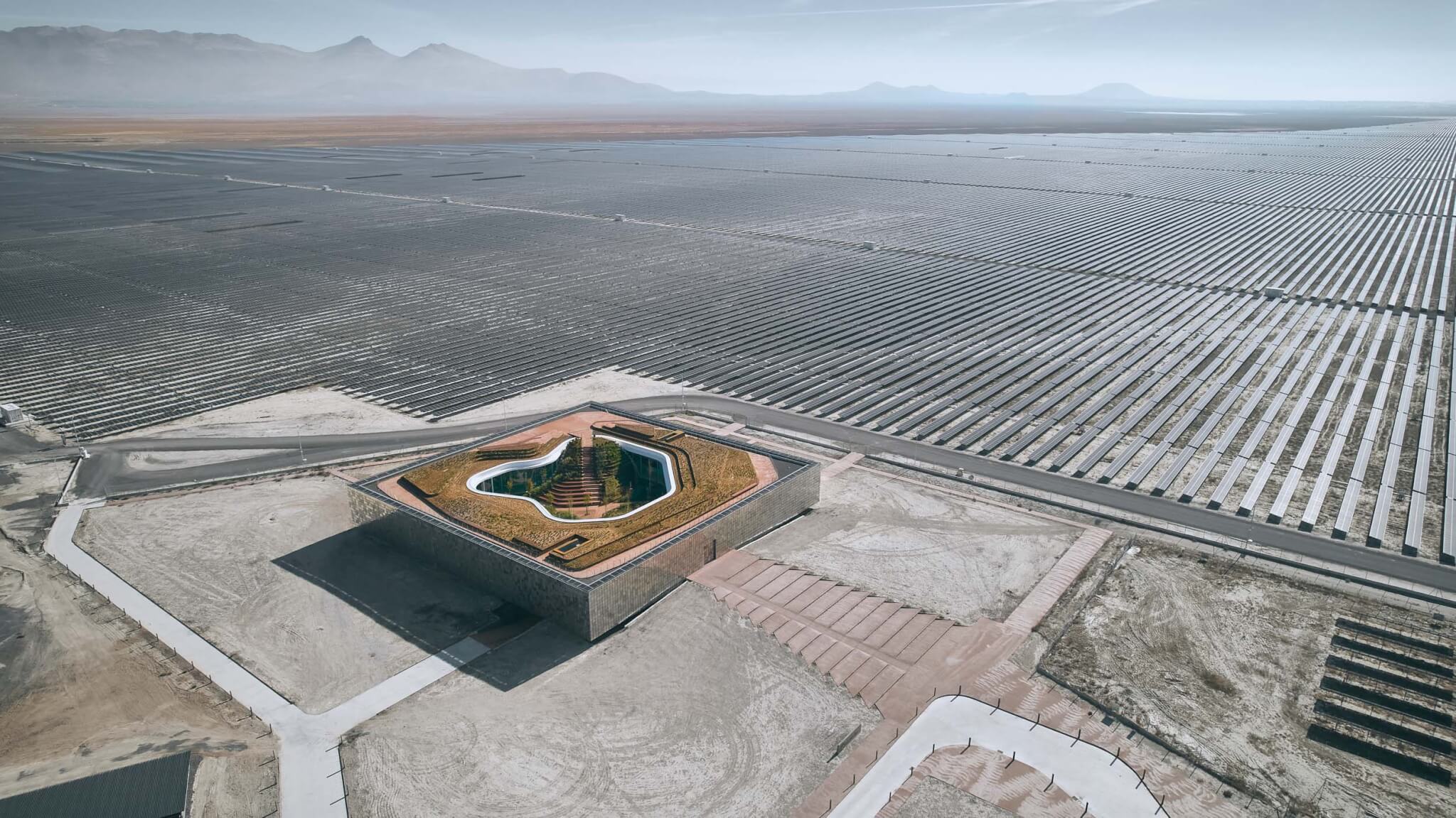 Vista aérea del edificio de control central Kalyon Karapinar con área de paneles solares