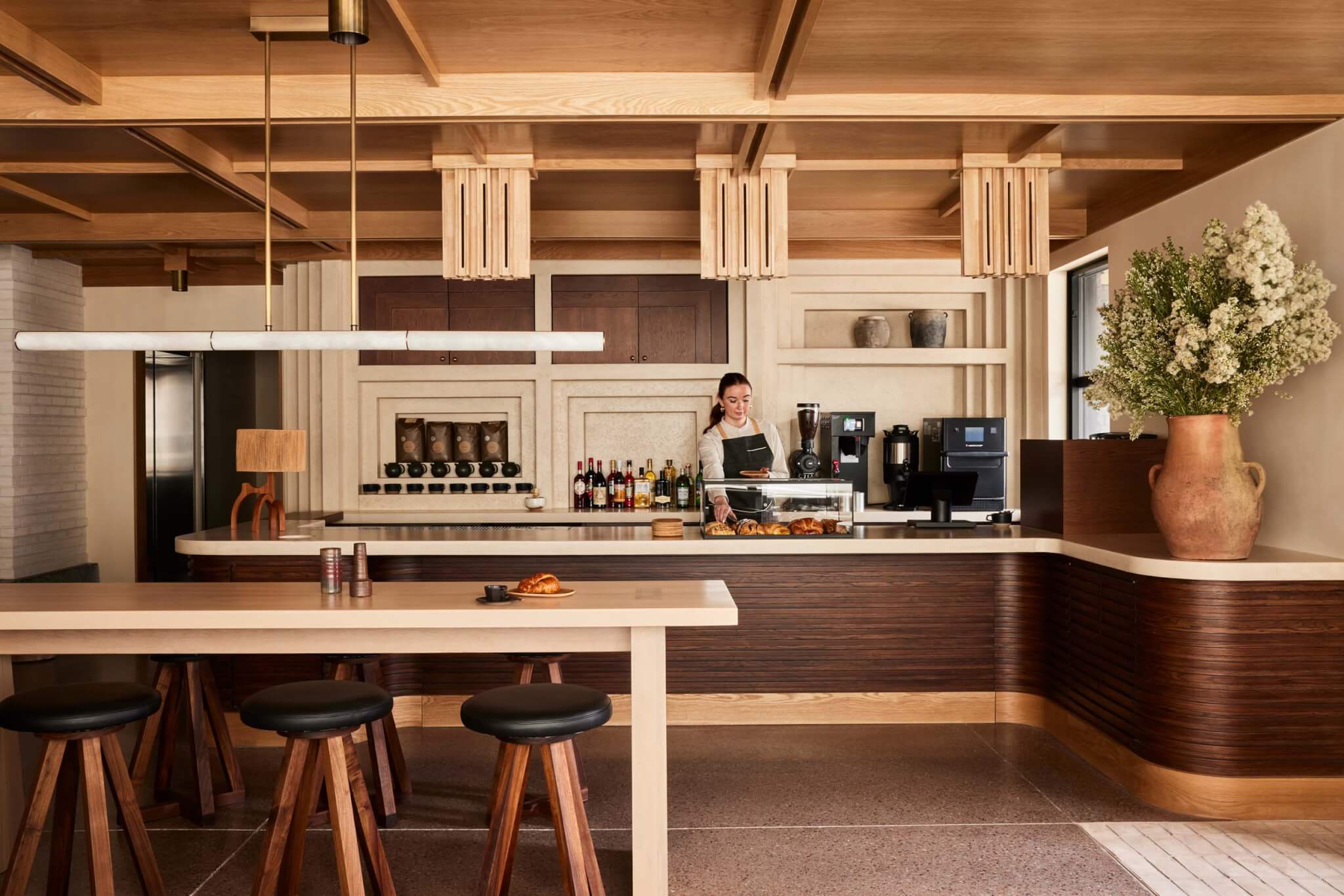 cafetería con mesa para sentarse