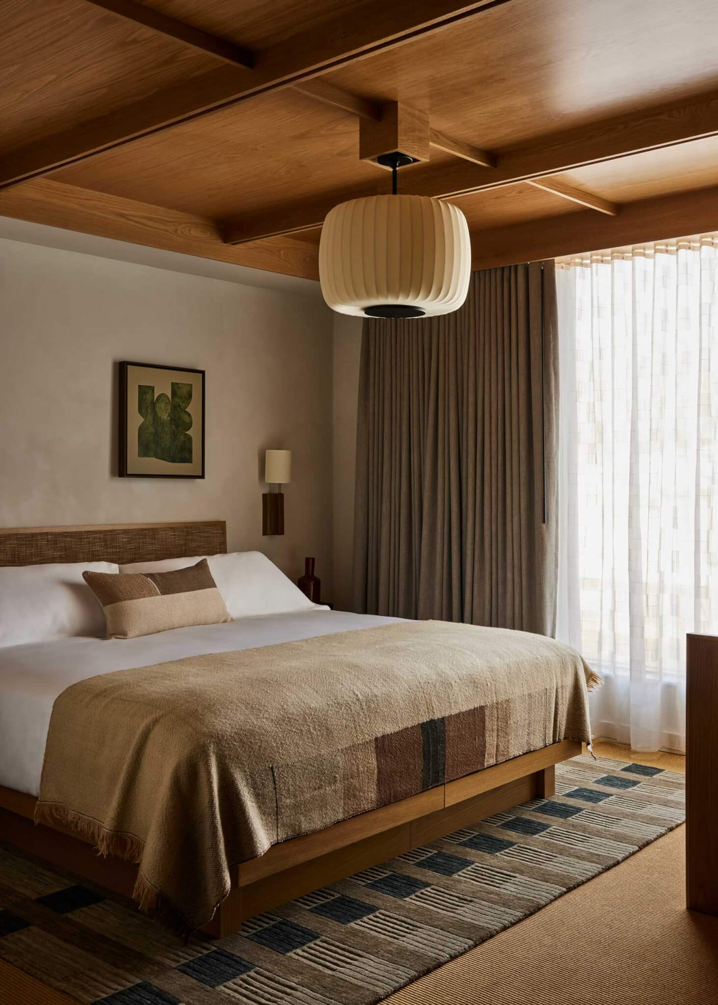 habitación de hotel beige y verde