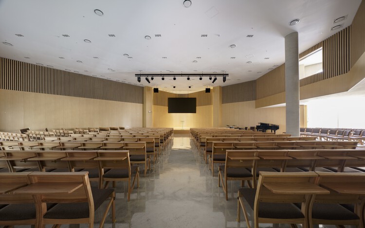 Evergreen Church / Kode Architects - Fotografía interior, comedor, silla