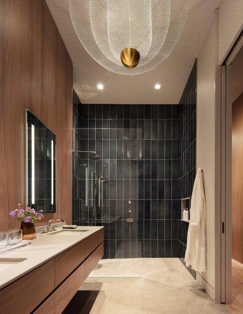 baño con paredes marrones