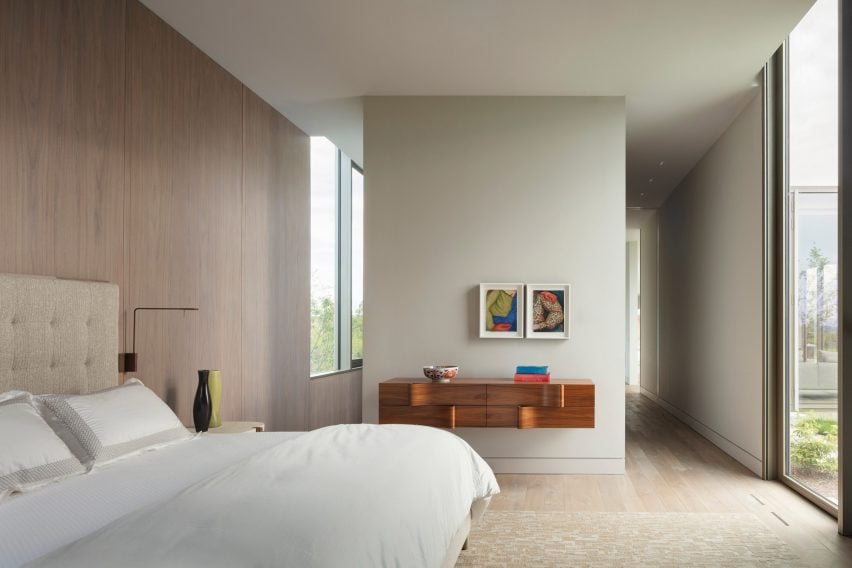 Una cama con paredes revestidas de madera.