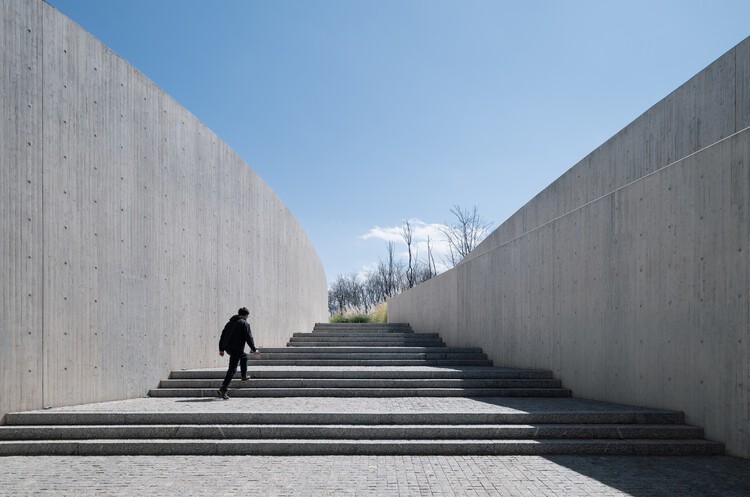 Estación de servicio Jiapeng Village / Zhaoyang Architects - Foto exterior, escaleras