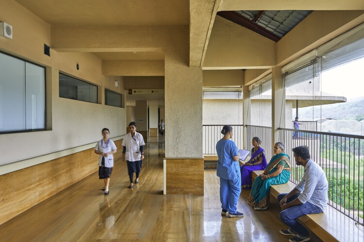 Hospital de especialidades múltiples JSW Sanjeevani / SJK Architects - Fotografía interior, escaleras