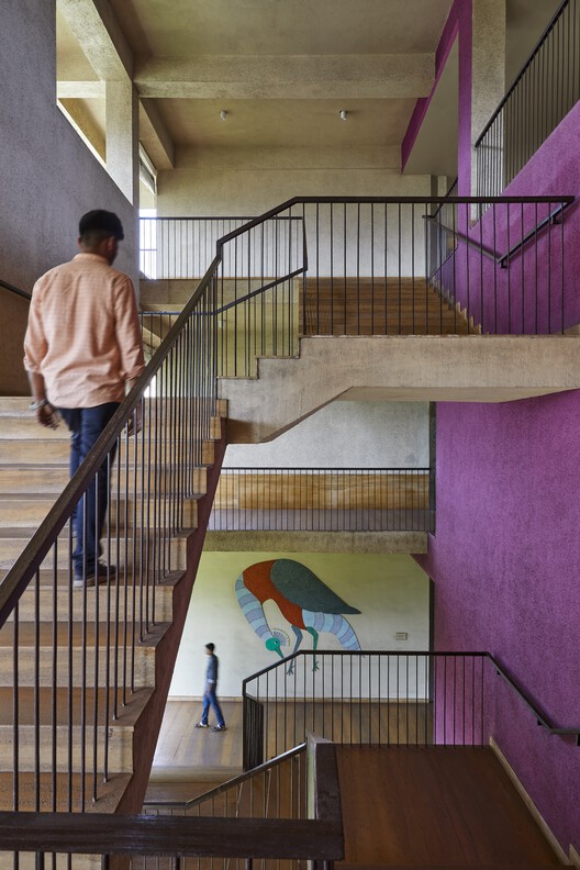 Hospital de especialidades múltiples JSW Sanjeevani / SJK Architects - Fotos de interiores, escaleras, barandillas