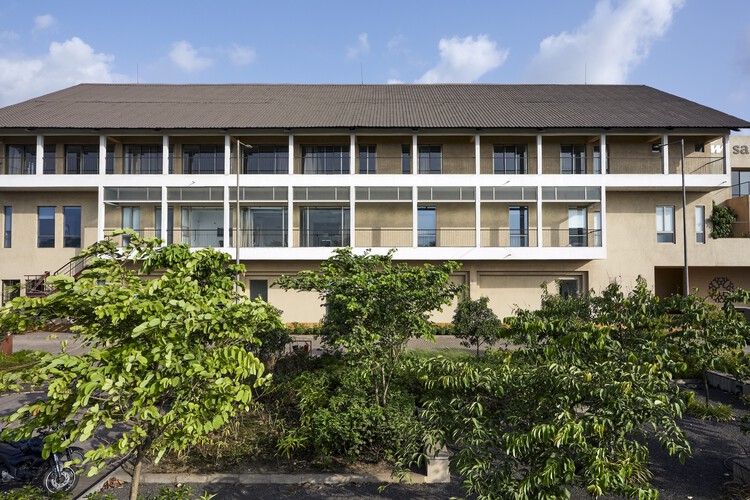 Hospital de especialidades múltiples JSW Sanjeevani / SJK Architects - Fotos exteriores, ventanas, fachadas