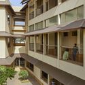 Hospital de especialidades múltiples JSW Sanjeevani / SJK Architects - Fotos de interiores, ventanas, fachadas