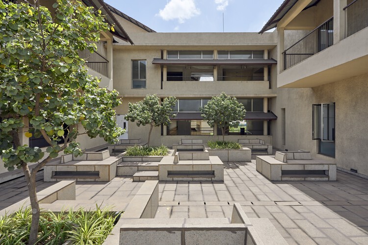 Hospital de especialidades múltiples JSW Sanjeevani / SJK Architects - Imagen 9/30