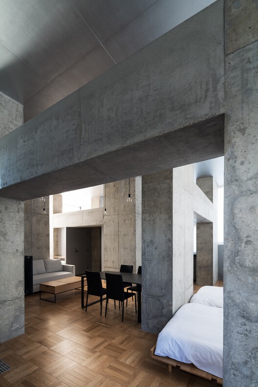 PRISM Inn Ogu Hotel / Hiroyuki Ito Architects - Fotos de interiores, dormitorio, silla, hormigón, ventanas