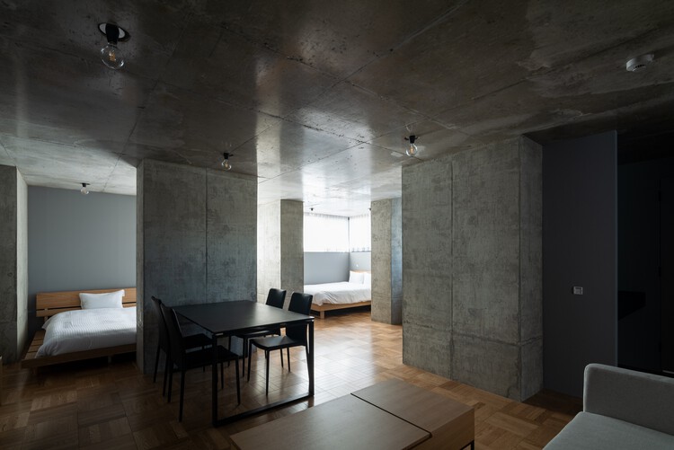 PRISM Inn Ogu Hotel / Hiroyuki Ito Architects - Fotografía interior, mesa, silla