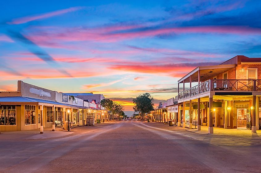 Casco antiguo de Tombstone, Arizona, oeste de Estados Unidos al atardecer.