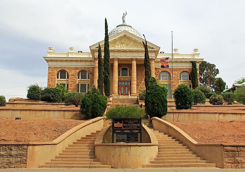 Entrada principal al histórico Palacio de Justicia del Condado de Santa Cruz de 1904 en Nogales, Arizona, Estados Unidos. Crédito editorial: Lindasj22 / Shutterstock.com