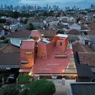 Una casa con azulejos rojos angulares de Ismail Solehudin Architecture