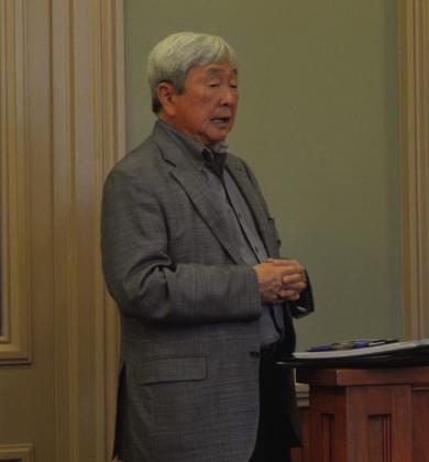 Karl Komatsu, presidente de Komastu Architecture, presenta información sobre posibles renovaciones necesarias para el palacio de justicia.  Se espera que el Tribunal de Comisionados continúe discutiendo el trabajo en una reunión futura.  ERICK MITCHELL |  ENVIAR