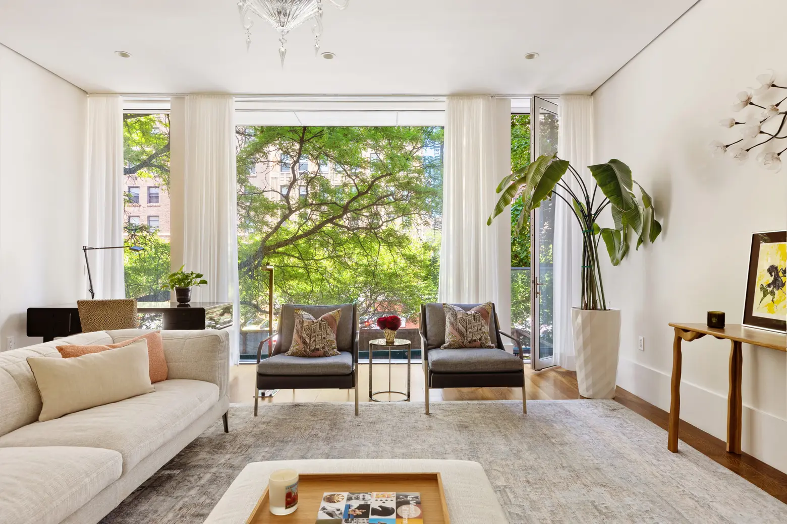 Por $5,4 millones, este dúplex de Park Avenue presenta un atractivo arquitectónico moderno y dos terrazas