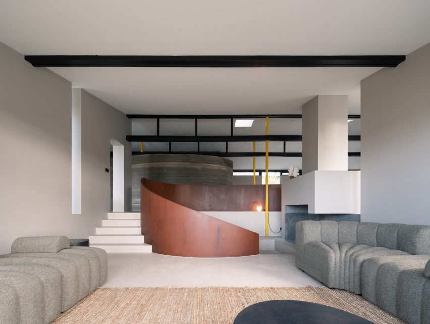 Sala de estar curbilineal Serenity en Islandia