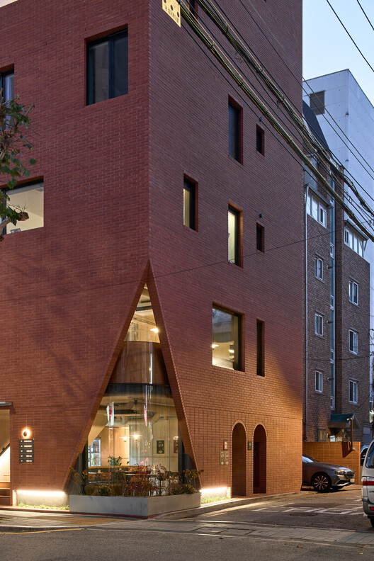 Samseon-dong Mix-use / a round Architects - Fotografía exterior, ventanas, ladrillo, fachada