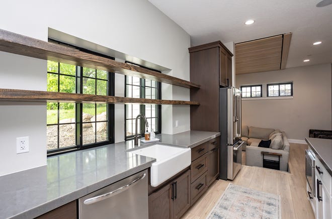 Esta casa de $2,5 millones en Grimes ofrece lo mejor de la vida en el campo en un entorno moderno.