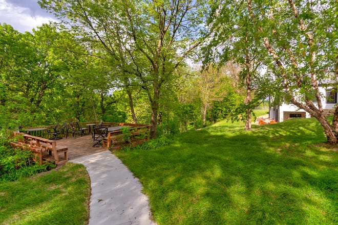 Esta casa de $2,5 millones en Grimes ofrece lo mejor de la vida en el campo en un entorno moderno.