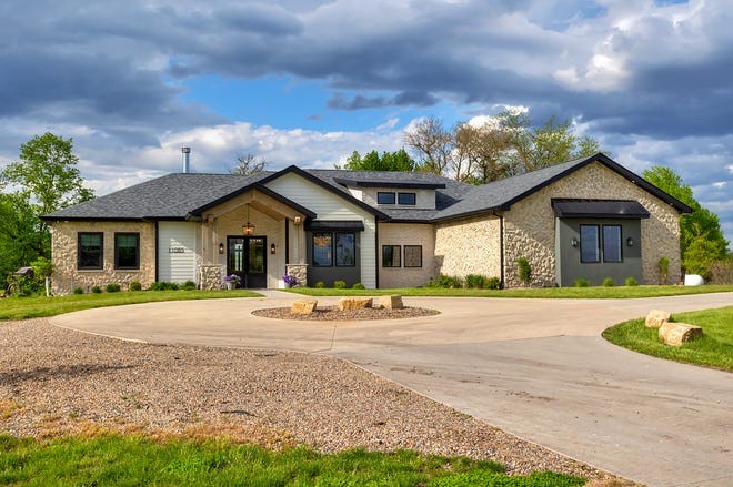Esta casa de $2,5 millones en Grimes ofrece lo mejor de la vida en el campo en un entorno moderno.