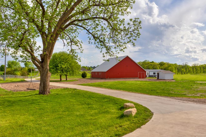 Esta casa de $2,5 millones en Grimes ofrece lo mejor de la vida en el campo en un entorno moderno.