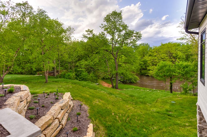 Esta casa de $2,5 millones en Grimes ofrece lo mejor de la vida en el campo en un entorno moderno.
